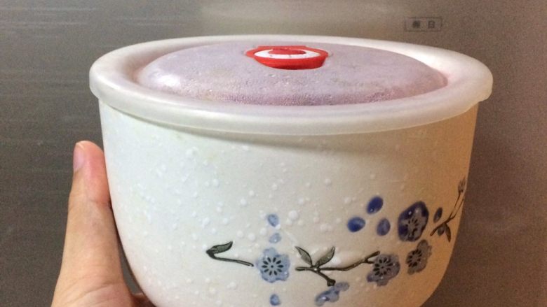 清凉酸甜的话梅小番茄,盖上盖子或者保鲜膜密封后,放入冰箱冷藏一夜。