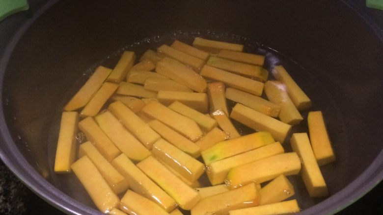 金灿灿的咸蛋黄南瓜条,适量水烧开后,放南瓜条进去煮2分钟。