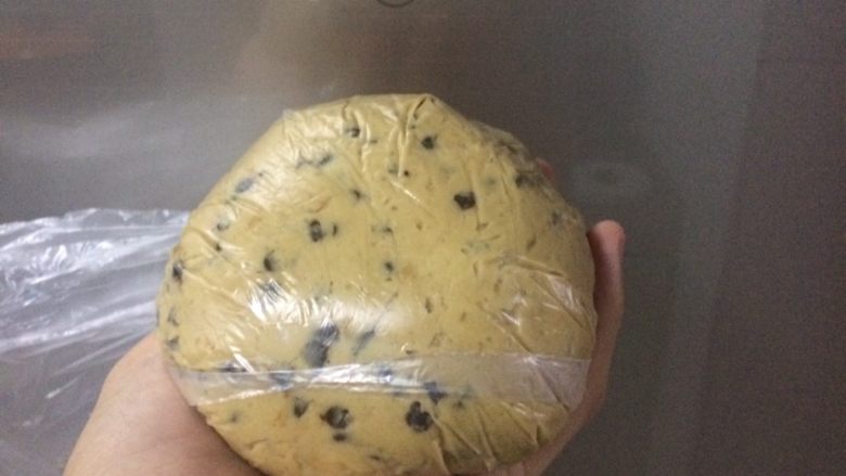 美味的巧克力豆软饼干,用保鲜袋包好面团,放入冰箱冷藏室一小时。