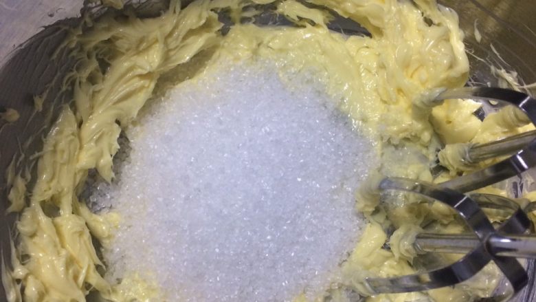 美味的巧克力豆软饼干,加入细砂糖和盐,用打蛋器搅打均匀。