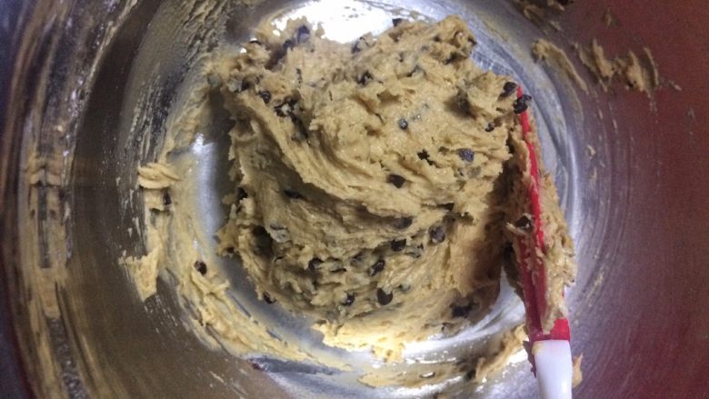 美味的巧克力豆软饼干,加入巧克力豆,搅拌均匀。