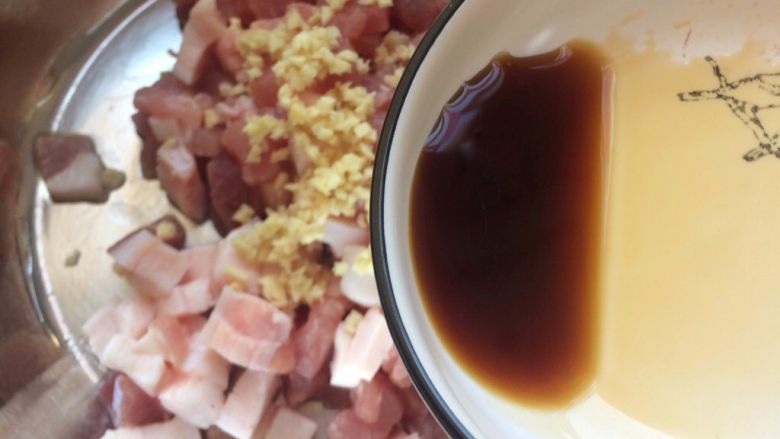 色香味俱全:肉末豆腐抱鹌鹑蛋,<a style='color:red;display:inline-block;' href='/shicai/ 788'>生抽</a>5克,盐1克。