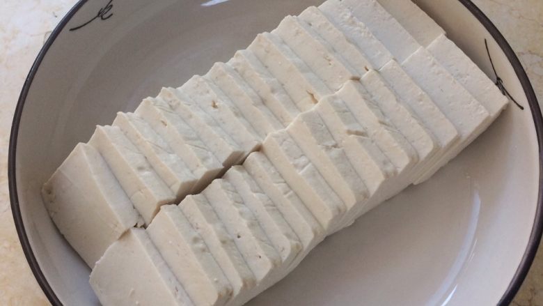 色香味俱全:肉末豆腐抱鹌鹑蛋,然后分次整齐排放到深盘子中。
动作轻点。