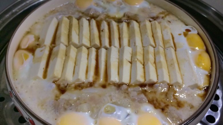 色香味俱全:肉末豆腐抱鹌鹑蛋,将酱油倒豆腐和鹌鹑蛋上面。
吃的时候,如果觉得味道不够,可自行加酱油。
不过此菜清淡比较好吃。