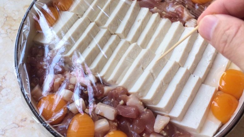色香味俱全:肉末豆腐抱鹌鹑蛋,用耐高温保鲜膜封上,并用牙签扎几个小洞。
如果容器有盖子的,可直接盖上盖子。