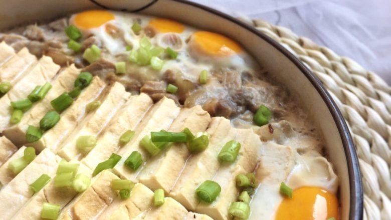 色香味俱全:肉末豆腐抱鹌鹑蛋,撒点葱花。
