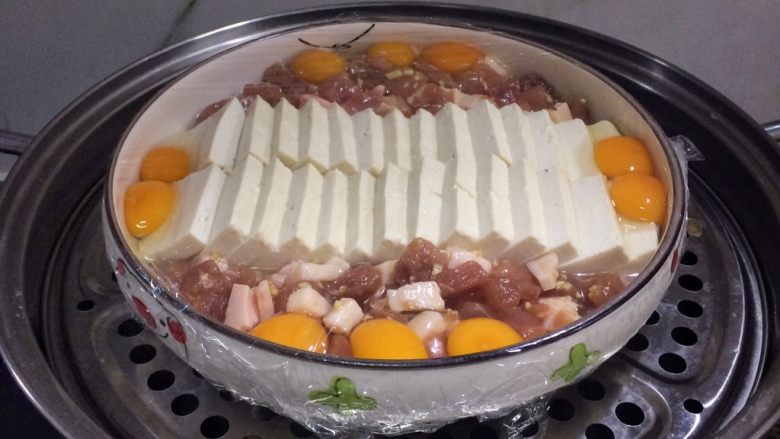 色香味俱全:肉末豆腐抱鹌鹑蛋,大火蒸15到20分钟。
