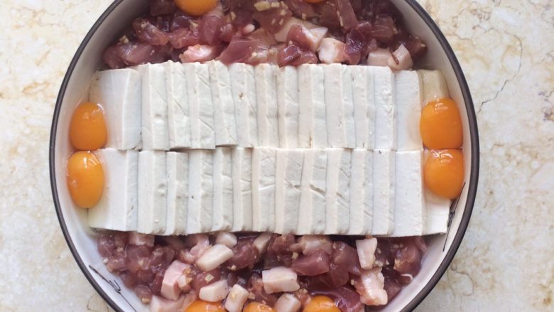 色香味俱全:肉末豆腐抱鹌鹑蛋,将鹌鹑蛋分次放入盘子中。
最好先用筷子稍微弄个小凹坑,再倒入蛋,以免蛋的位置跑偏。