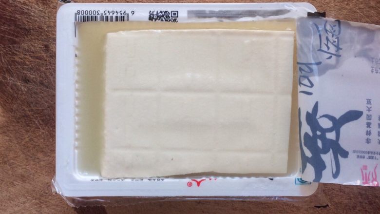 色香味俱全:肉末豆腐抱鹌鹑蛋,<a style='color:red;display:inline-block;' href='/shicai/ 5179'>嫩豆腐</a>一盒,约380克。