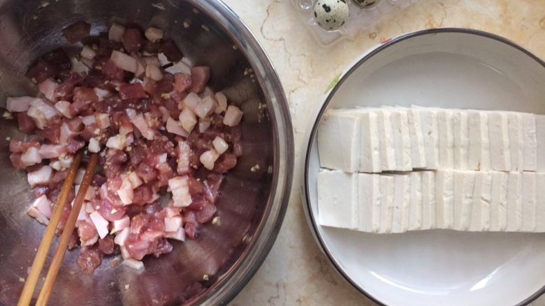 色香味俱全:肉末豆腐抱鹌鹑蛋,材料准备好后,可以先往锅里放适量水烧开。