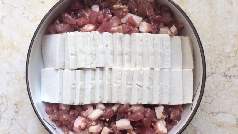 色香味俱全:肉末豆腐抱鹌鹑蛋,将猪肉均匀放入盘子两边。