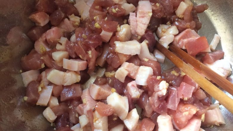 色香味俱全:肉末豆腐抱鹌鹑蛋,搅拌均匀,腌制10分钟。