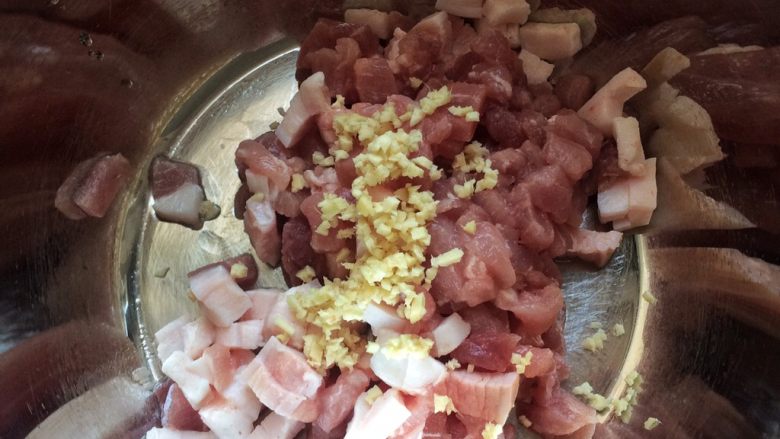 色香味俱全:肉末豆腐抱鹌鹑蛋,倒入姜蓉。
