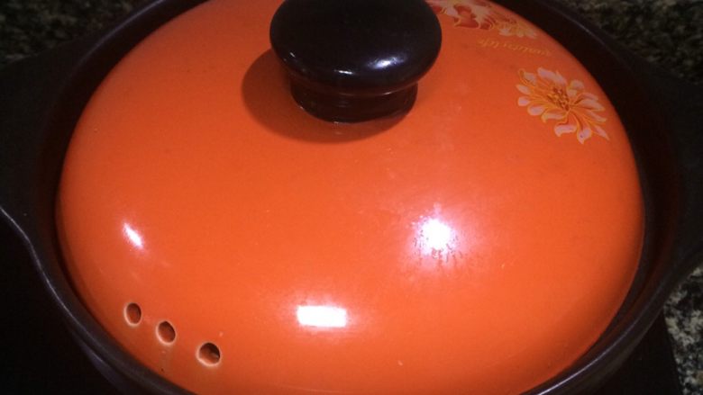 皮蛋瘦肉粥,我用的是最小的火芯煮粥,盖上锅盖不会溢锅,煮30分钟左右。
或者盖上锅盖时留一点缝隙,注意查看一下以免溢锅。