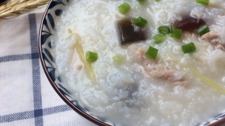皮蛋瘦肉粥,撒点葱花……
软糯粘稠,米香浓郁。