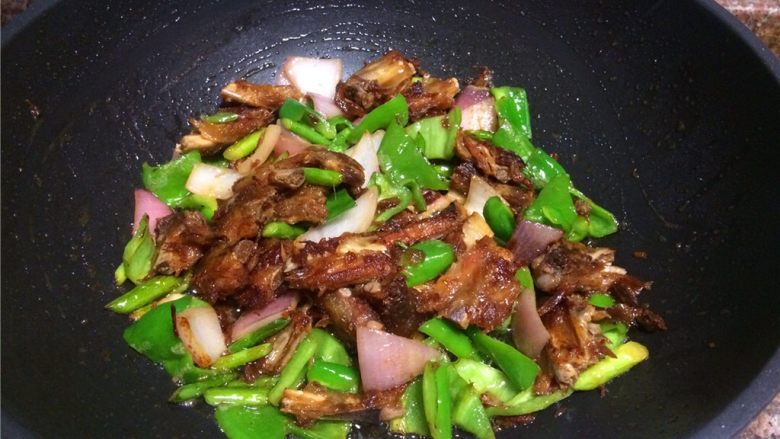 青椒炒腊排,翻炒均匀即可出锅啦!
