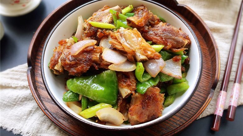 青椒炒腊排,别有风味!