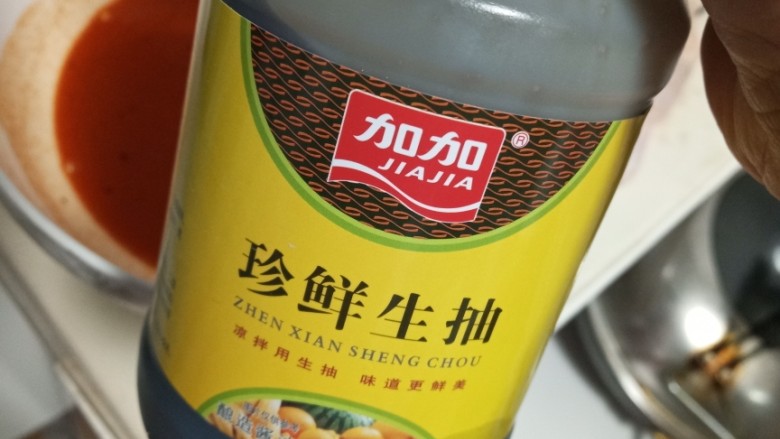 奥尔良烤鸡腿,加入<a style='color:red;display:inline-block;' href='/shicai/ 788'>生抽</a>拌匀