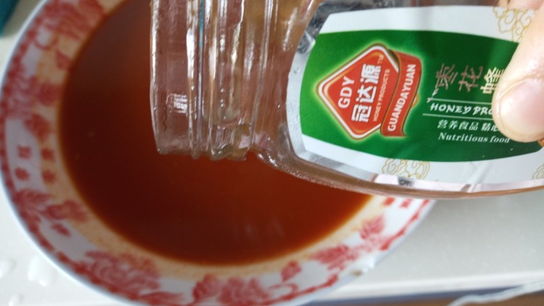 奥尔良烤鸡腿,腌鸡腿的料加入<a style='color:red;display:inline-block;' href='/shicai/ 865'>蜂蜜</a>调匀