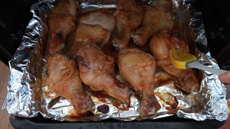 奥尔良烤鸡腿,把鸡腿翻个再刷一层汁