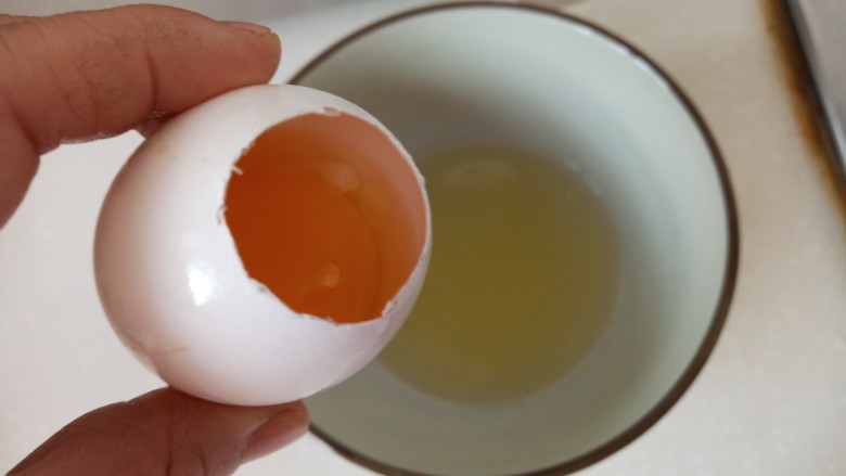 虾仁鸡蛋盅,<a style='color:red;display:inline-block;' href='/shicai/ 9'>鸡蛋</a>扣个洞,把蛋清倒出来。一定要倒干净不然蒸的过程会鼓出来