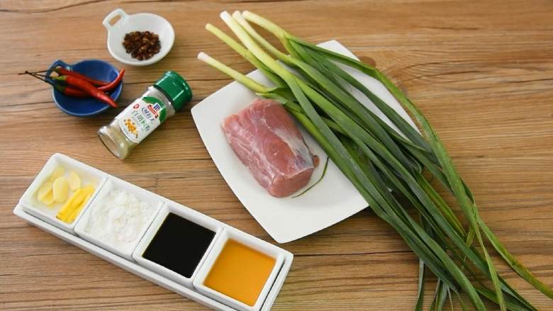 麻辣里脊-麻辣鲜香,越吃越想吃,【主料】:里脊肉 200克
【辅料】:料酒 1勺|青蒜 5颗|生抽 1勺|小米椒 2颗|淀粉 2勺|花椒 适量|蒜片 少许|胡椒粉 1勺|姜丝 少许