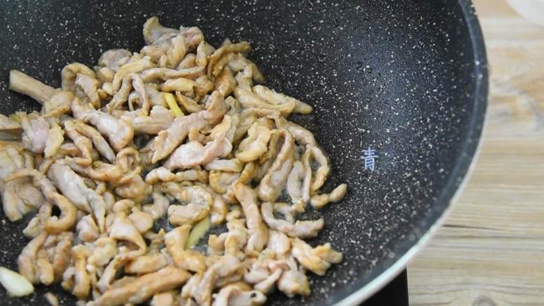 麻辣里脊-麻辣鲜香,越吃越想吃,倒入肉丝迅速滑散炒至变色。