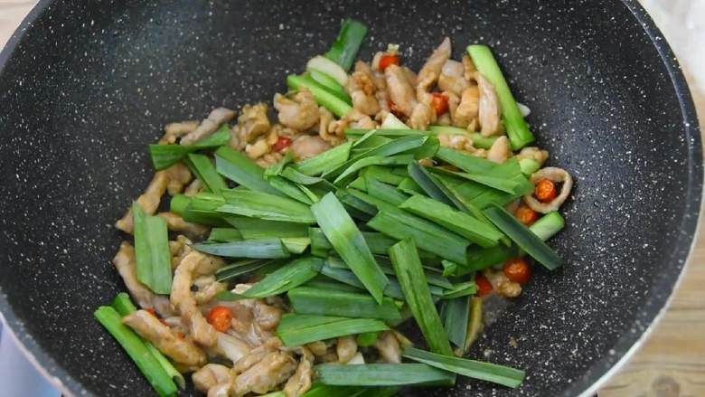 麻辣里脊-麻辣鲜香,越吃越想吃,加入生抽、青蒜叶、1勺盐炒匀即可。