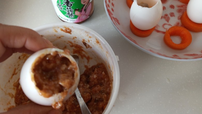 虾仁鸡蛋盅,塞进鸡蛋,八分满即可