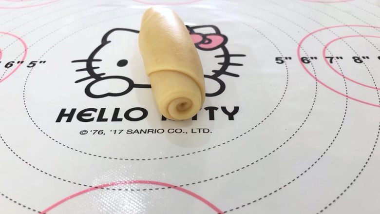 好吃不上火的蔓越梅绿豆酥,8、自下而上卷起,继续盖上保鲜膜松弛15分钟。