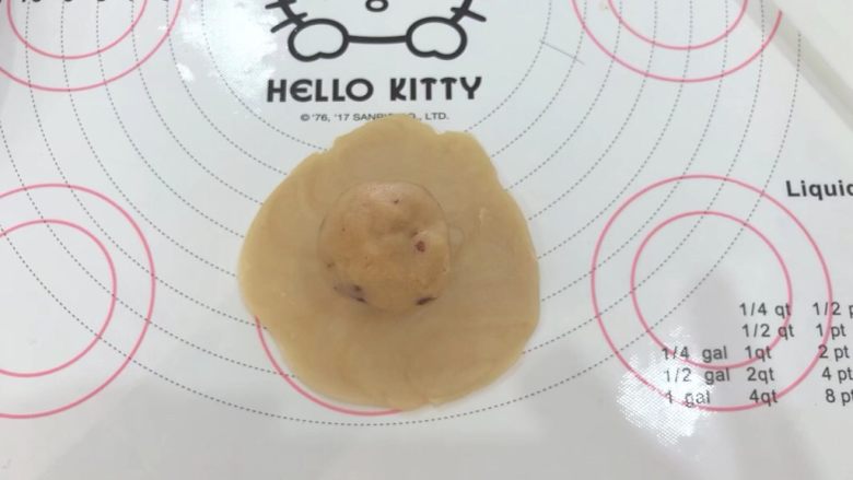 好吃不上火的蔓越梅绿豆酥,14、包入蔓越梅绿豆馅。
