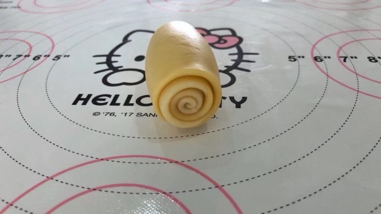 好吃不上火的蔓越梅绿豆酥,10、自下而上卷起,盖上松驰15分钟。