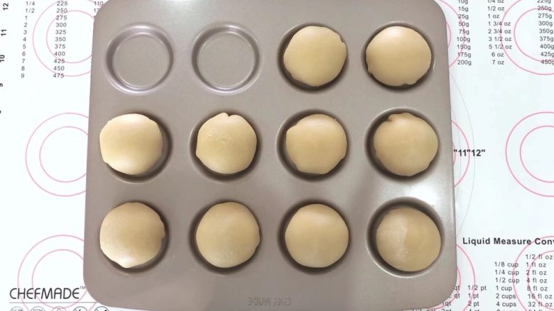 好吃不上火的蔓越梅绿豆酥,15、捏紧收口处,收口向下码入学厨乌比派烤盘中。