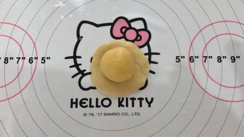 好吃不上火的蔓越梅绿豆酥,4、水油皮直接按压成圆形包入油酥。