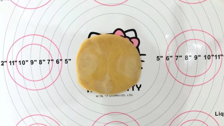 好吃不上火的蔓越梅绿豆酥,11、松弛好的面团取出,两边按向中间。