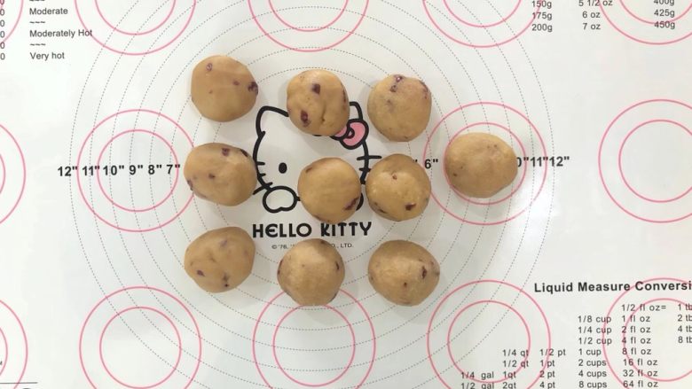 好吃不上火的蔓越梅绿豆酥,13、蔓越梅绿豆馅提前分成10等份,揉成小球备用。