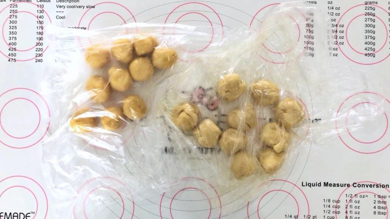 好吃不上火的蔓越梅绿豆酥,3、水油皮和油酥分成10等份盖上保鲜膜松弛15分钟。