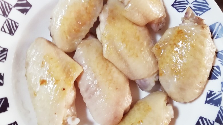 可乐鸡翅,煎好起盘备用