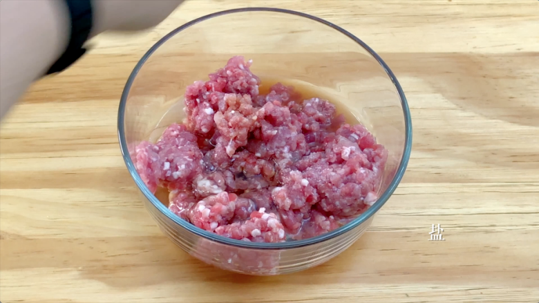 炸藕合,撒少许食盐