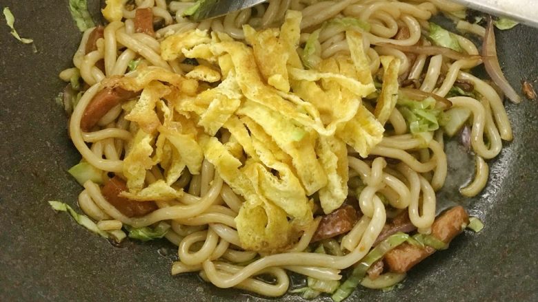 午餐肉时蔬炒乌冬,再加入蛋皮,翻炒。