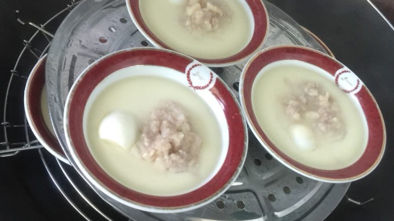 厦门名小吃碗仔粿(葱油粿),大锅装水,大火烧开,把米浆碗放进去,大火蒸20~25分钟。