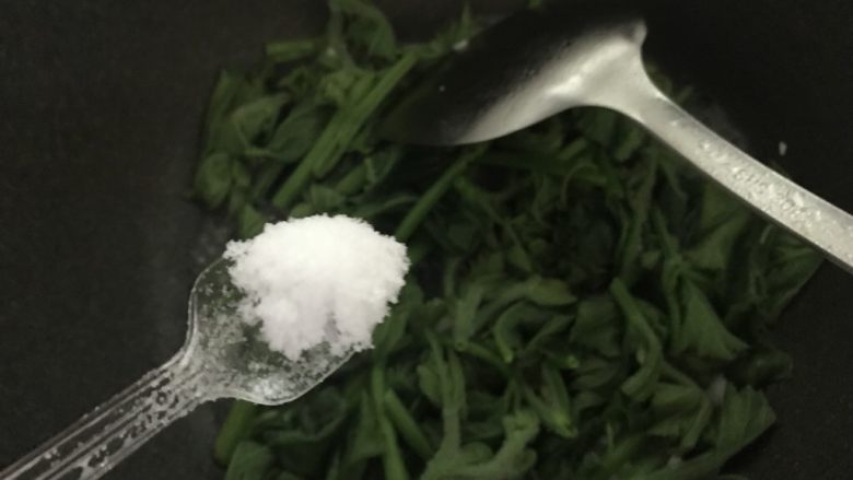清炒南瓜苗,加盐和鸡精。炒均匀,再煮三分钟盛出。喜欢脆的口感的,不用煮那么久。