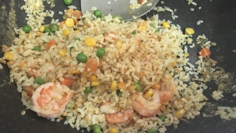 小朋友也爱吃的虾仁炒饭,待饭粒炒至会跳时,就可以盛出来了。