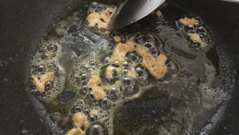 小朋友也爱吃的虾仁炒饭,大火,倒入适量虾油,放入咸蛋黄炒香。