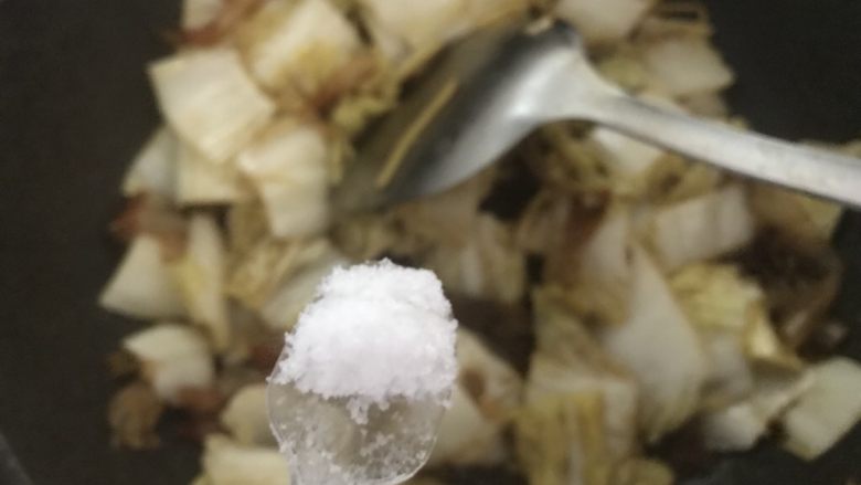 虾油炒白菜(附虾油的做法),再加点点盐。翻炒均匀就可以出锅了。
