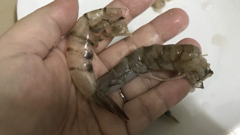 虾油炒白菜(附虾油的做法),虾肚用剪刀剪开,然后把虾仁剥出来。