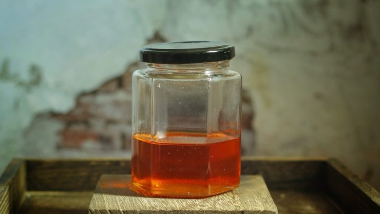 虾油炒白菜(附虾油的做法),过滤后虾油倒入玻璃瓶,常温下保存1个月。
