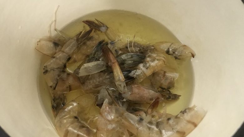 虾油炒白菜(附虾油的做法),放入虾头虾壳。小火慢熬。