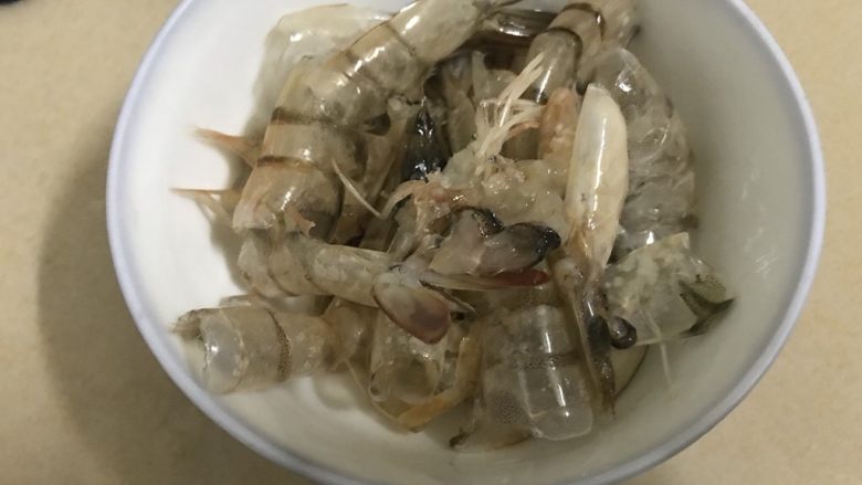 虾油炒白菜(附虾油的做法),虾头虾壳再次洗净备用。