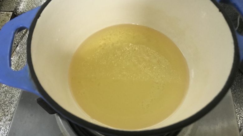 虾油炒白菜(附虾油的做法),锅里倒入冷油。